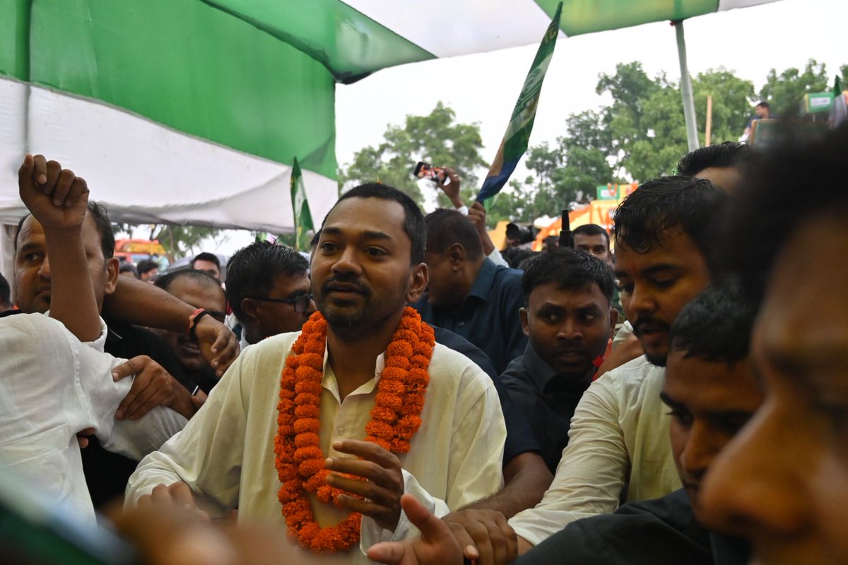 Jduonline's tweet photo. (1/2)
लोग जुड़ रहे हैं… बिहार के नवनिर्माण के लिए।
‘सद्भाव यात्रा’ का क्रम सकरी-सरैया, मुजफ्फरपुर पहुँचा, जहाँ लोगों का उत्साह चरम पर दिखा और जोरदार स्वागत हुआ।
श्री @Nishantjdu ने भी पार्टी का झंडा लहराकर इस अपार समर्थन के लिए सभी का आभार व्यक्त किया।

#SadbhavYatra #Bihar #NishantKumar
#JDU #JanataDalUnited