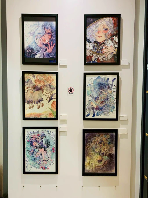 #芦屋マキ台灣初個展 2026年4/25(土)〜5/24(日) 《芦屋マキ作品集&amp;插畫製作教學出版紀念展》開催中です! 展示の風景、グッズ見本をいただきました アクリルボード、とても綺麗に仕上げていただいております…! お楽しみいただけましたら幸いです 台北西門町ギャラリーd/artにて