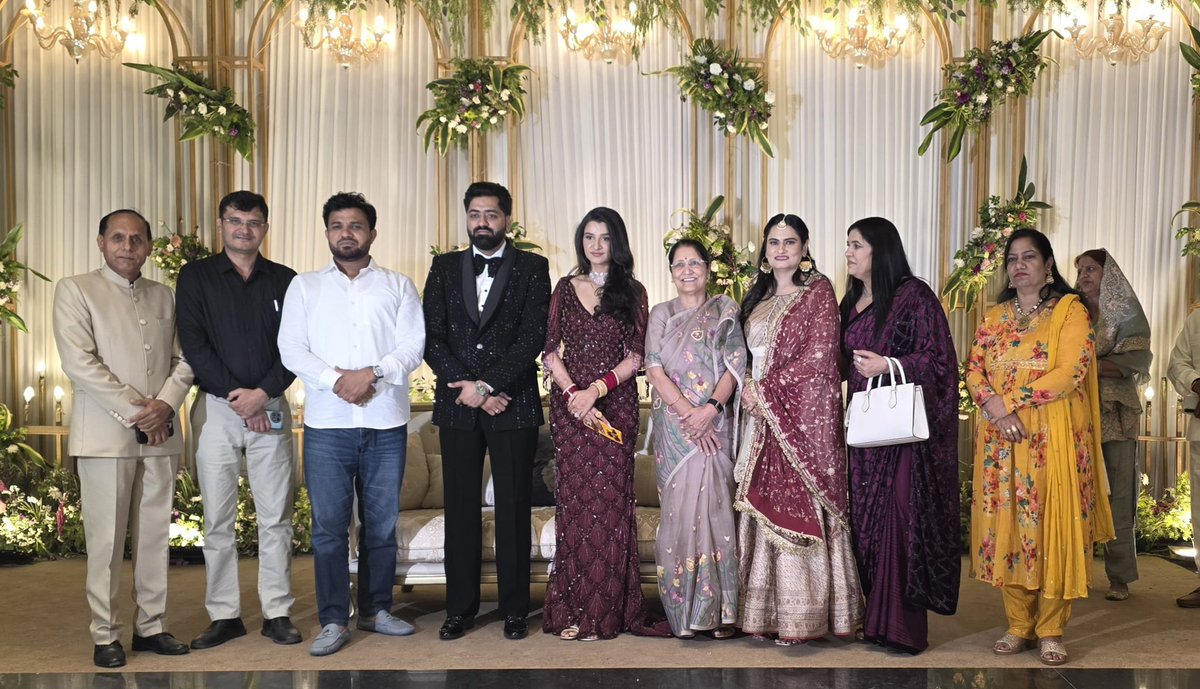 krishnagahlawat's tweet image. राजेंद्र गलायन जी के पुत्र के विवाह समारोह में सम्मिलित होकर नवविवाहित जोड़े को सुखद, समृद्ध एवं मंगलमय वैवाहिक जीवन हेतु शुभकामनाएं एवं आशीर्वाद प्रदान किया।

#WeddingReception #Blessings #KrishnaGehlawat #MLA #Rai #Haryana #SocialConnect
