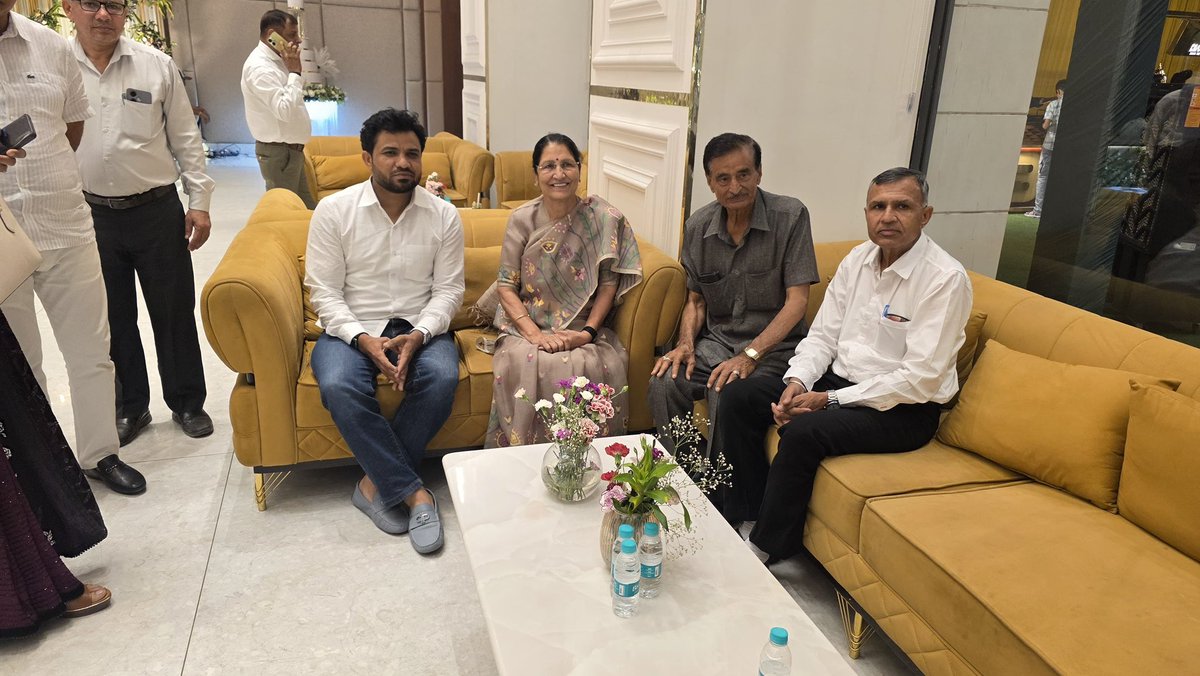 krishnagahlawat's tweet image. राजेंद्र गलायन जी के पुत्र के विवाह समारोह में सम्मिलित होकर नवविवाहित जोड़े को सुखद, समृद्ध एवं मंगलमय वैवाहिक जीवन हेतु शुभकामनाएं एवं आशीर्वाद प्रदान किया।

#WeddingReception #Blessings #KrishnaGehlawat #MLA #Rai #Haryana #SocialConnect