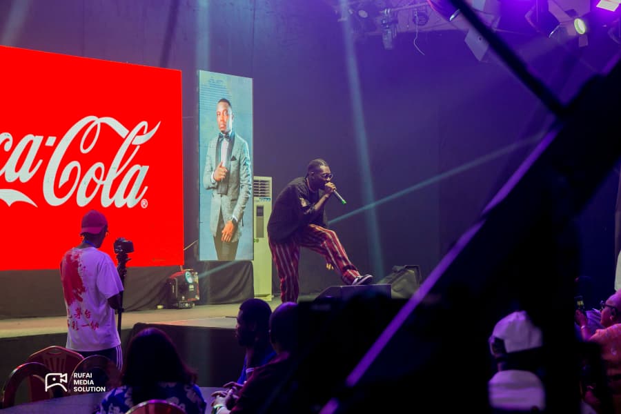 mr_fave_'s tweet photo. @CocaCola Abeg make Una sign me too 
Edakun...
#cocacolasignme
#akurefirstson
#mrfave https://t.co/myUQmYPmTD