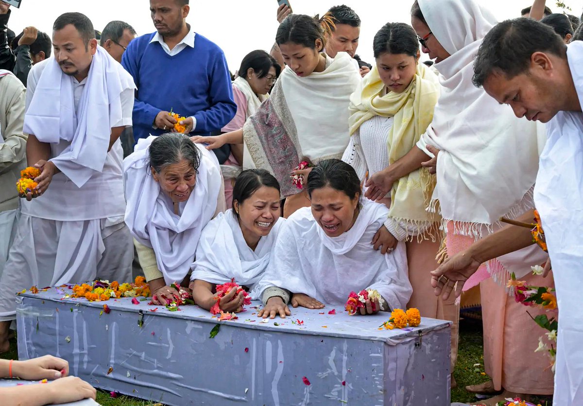 AirbamMia's tweet image. #Manipur In Bishnupur district, a grieving family carries the bodies of a 5-year-old boy and his 6-month-old sister after 25 days awaiting justice.
No child should become a victim of conflict. This pain is beyond words
Let humanity rise above hatred. Choose peace. 
#StopViolence
