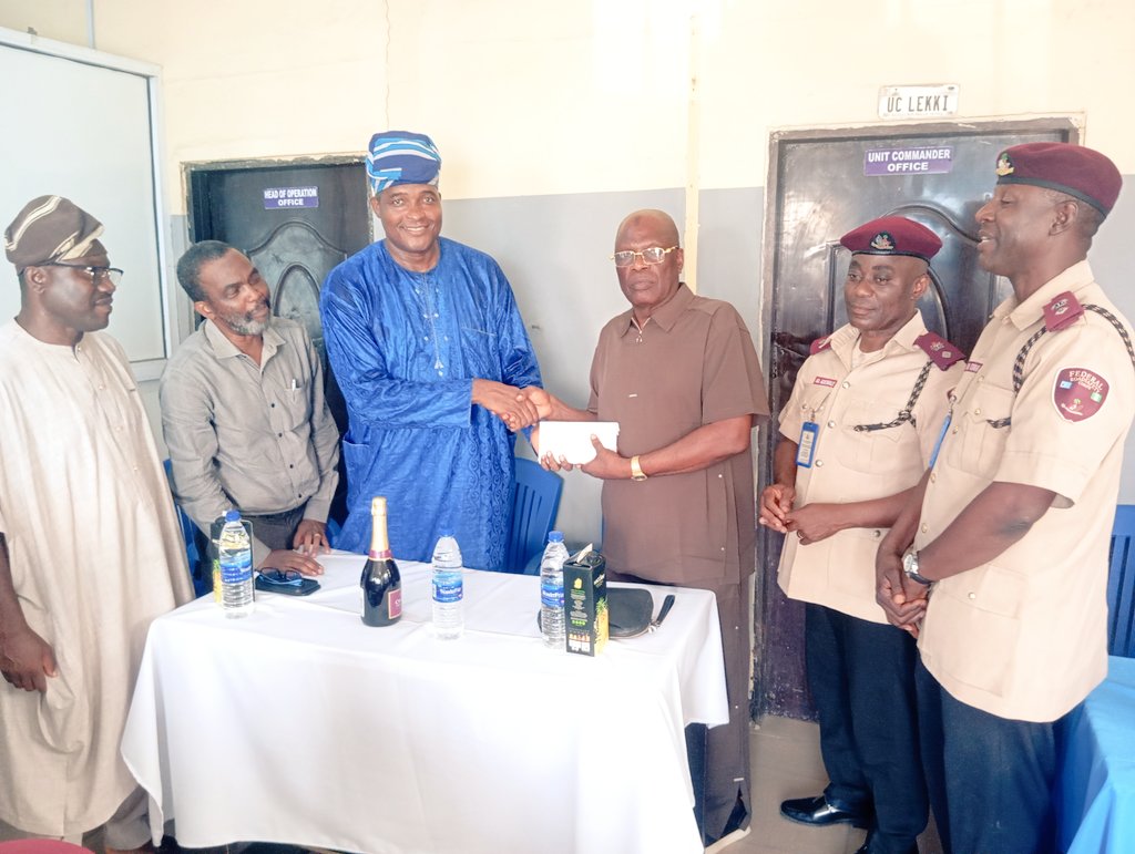 LekkiLersa's tweet photo. LERSA Honours Retired FRSC Officer for Exceptional Service

https://t.co/vAHzOFdJPs https://t.co/7ATDNdlDjP