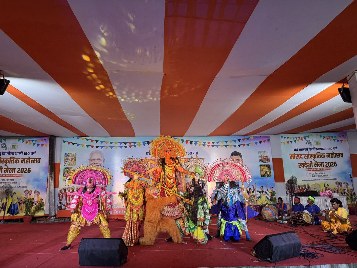 ये लीला देवी हैं।

लीला देवी अपने घर की एकमात्र कमाऊ सदस्य हैं और अपने घर पर ही हैंडीक्राफ्ट की चीज़ें बनाकर बेचती हैं।

इनके पास न कोई इंस्टा अकाउंट है, न कोई यूट्यूब चैनल।
वो छोड़िए, इनके पास विजिटिंग कार्ड भी नहीं है।

लीला देवी और इनके जैसे कई स्वदेशी चीज़ें बेचने वाले लोग,
