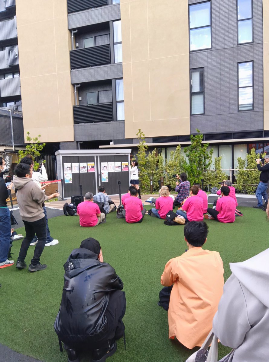 東京西小山（にしおやま）鈴音ひとみ無料ライブで閑静な住宅街だからコールは自粛派と商店街のビアガーデンだからコール強硬派で意見が割れる！結局外国人ファンがコールしてみんなでコール！松山あおい姉さんが声が枯れていて後ろの人見えないからと座って見させたことも影響してる！＃鈴音ひとみ