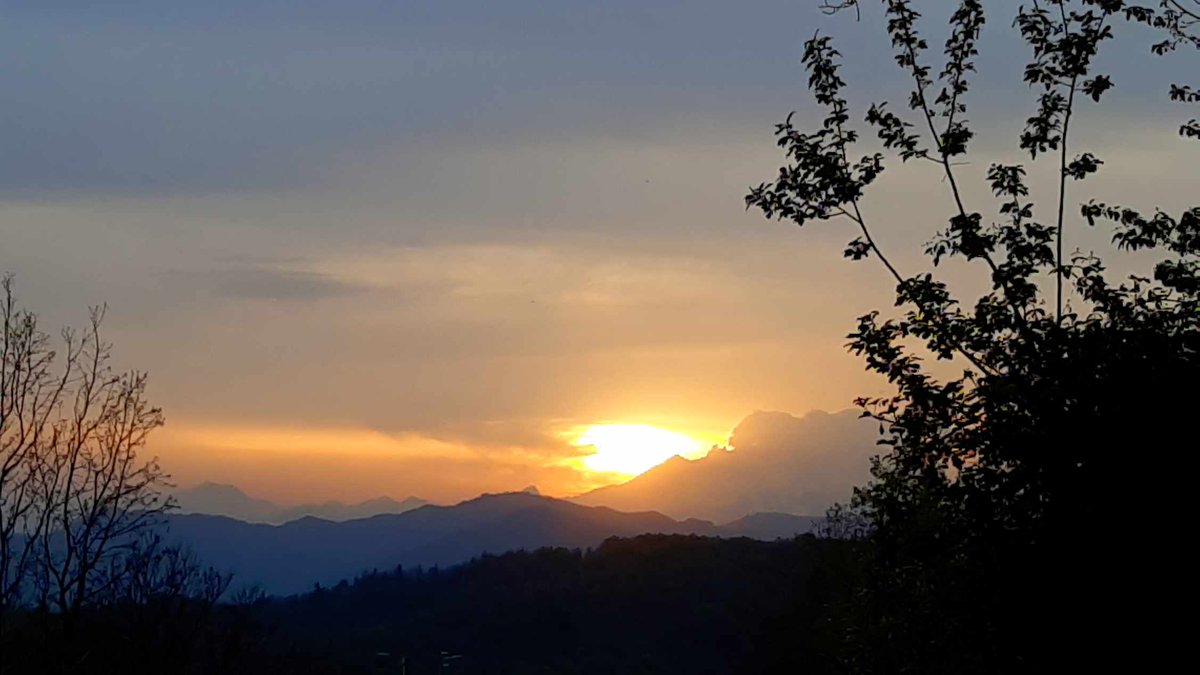 Montecrossa's tweet image. #Photo by #Mirakali Sun behind hills @yzcyzf @iliana_uribe #photography #photographer #Mirapuri #NaturePhotography #hills #sun #atmosphere #landscapephotography #TwitterNatureCommunity #nature #landscape Mirakali.net