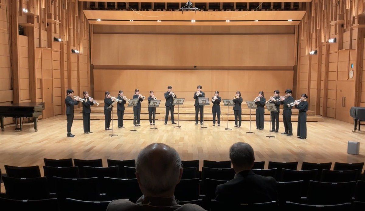 ご無沙汰しております。
東京藝術大学トランペット科です🎺
今年度は学部生3名、別科生1名を迎え、計14名で新体制の活動が始まりました。
先日、毎年昭和の日に開催しているトランペット会を行いました。卒業生の方々をお迎えし、アンサンブルを披露いたしました。
今後ともよろしくお願いいたします！
