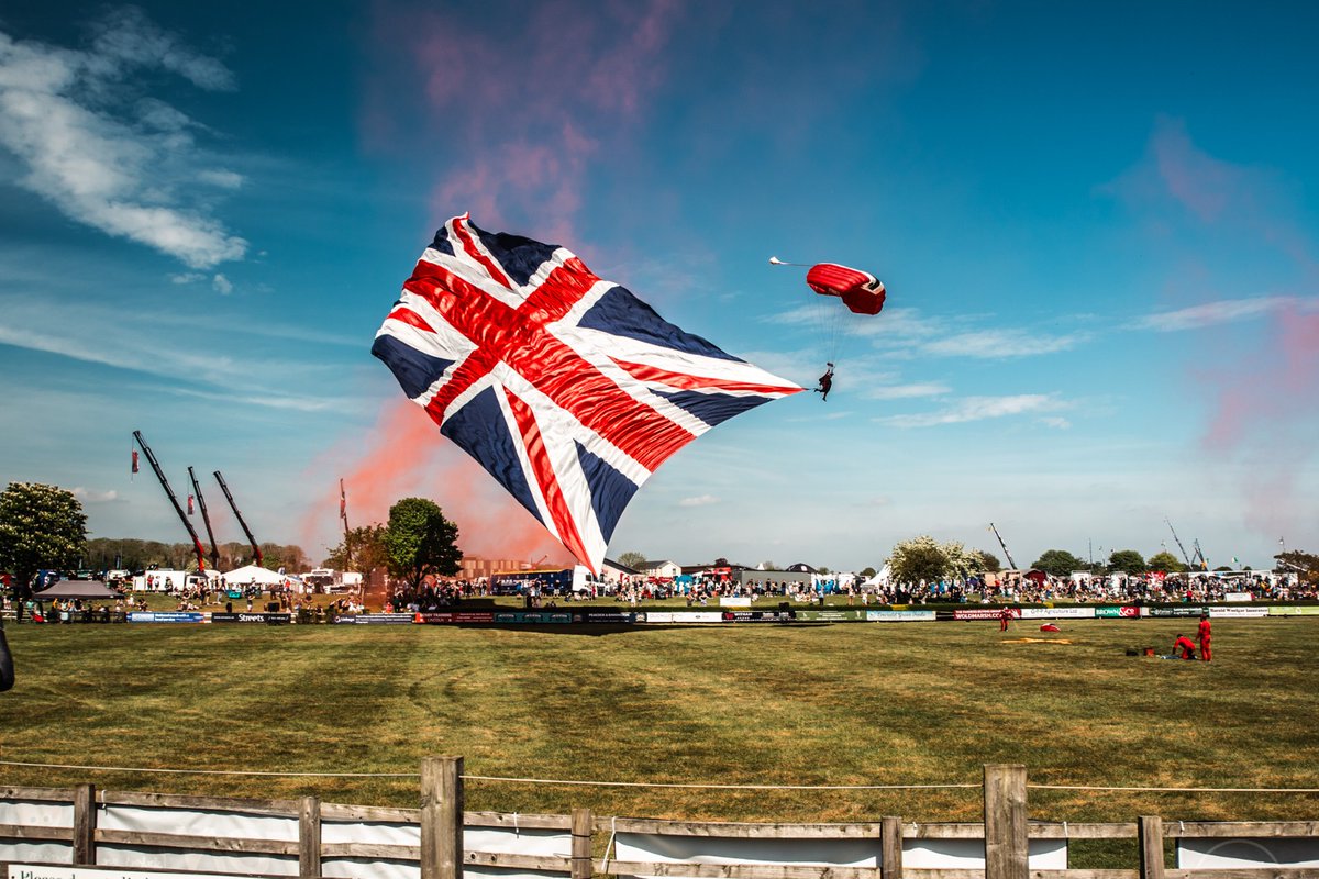 DAFTrucksUK's tweet image. Some photos out in the sun yesterday ☀️ 

#Truckfest #DAF #Sunshine