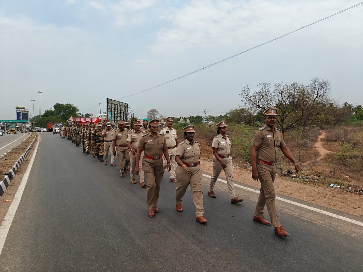 Maduraidistpol1's tweet image. மதுரை மாவட்ட காவல் கண்காணிப்பாளர் திரு. B.K.அரவிந்த்  இ.கா.ப., அவர்களின் உத்தரவின் பெயரில், மாவட்ட காவல்துறையினர் மற்றும் மத்திய துணை இராணுவப்படையினர் இணைந்து கொடி அணிவகுப்பு மேற்கொண்டனர்.
@SouthZoneTNPol
#Tnpolice
#maduraidistrict