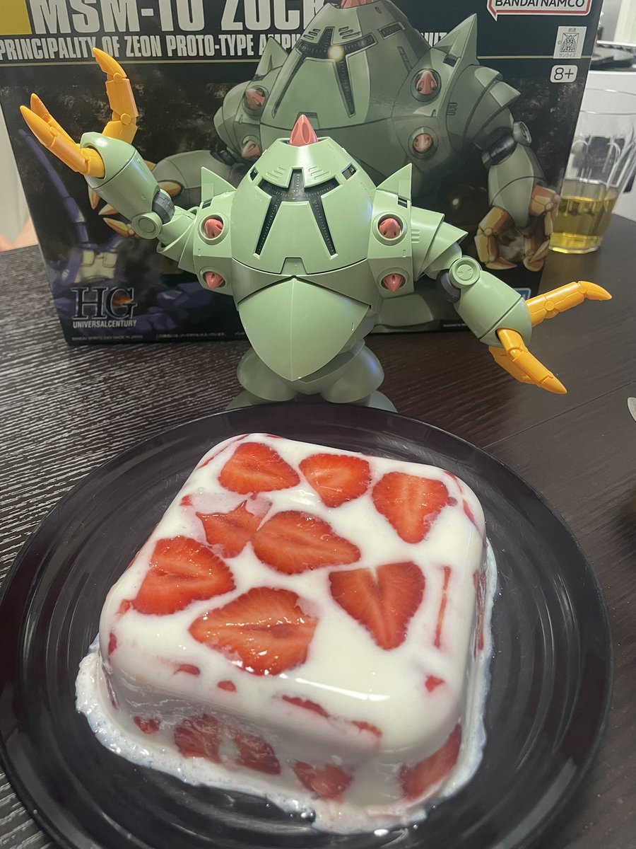 ゴールデンウィークに何か成し遂げたいと思いつき、昼から組み立てたガンプラと巨大牛乳寒天です。美味しそう。