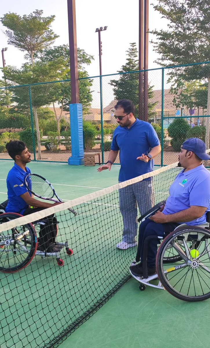 rcsn__sa's tweet photo. حضور قوي لـ #نادي_ذوي_الإعاقة_بالرياض في بطولة التنس الأرضي 🎾

يواصل لاعبو ولاعبات #نادي_ذوي_الإعاقة_بالرياض مشاركتهم المميزة في منافسات بطولة التنس الأرضي، وسط مستويات تنافسية عالية وأداء لافت من أبطال النادي.

وشهدت البطولة مشاركة كل من:
عصام البعيطي
فهد الدرعان
زياد الخالدي
نبيل الدوسري
يوسف آل جامع
سطام العتيبي
ضيدان الشلوي
يزيد العتيبي
علي البيشي
مهدي صالح
عبدالله الحربي 
كما شاركت لاعبات النادي:
منى الشلهوب
منى الزويد

وتمكّن عدد من لاعبي النادي من التأهل إلى دور الأربعة، وهم:
عصام البعيطي
نبيل الدوسري
علي البيشي
مهدي صالح

فيما تواصل لاعبات النادي مشوارهن نحو المباريات النهائية، في تأكيد على الحضور القوي والمستوى المتقدم لأبطال وبطلات النادي.

ومن المنتظر أن تشهد الأدوار النهائية مواجهات قوية بين لاعبي نادي ذوي الإعاقة بالرياض أنفسهم، في دلالة واضحة على تفوق النادي في البطولة وسيطرته على المراكز المتقدمة.

وتأتي هذه المشاركة امتدادًا للنتائج المميزة التي يحققها لاعبو النادي في مختلف الألعاب، واستمرارًا لحضورهم القوي في المنافسات الرياضية.