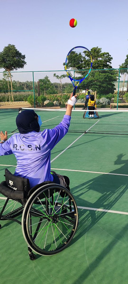 rcsn__sa's tweet photo. حضور قوي لـ #نادي_ذوي_الإعاقة_بالرياض في بطولة التنس الأرضي 🎾

يواصل لاعبو ولاعبات #نادي_ذوي_الإعاقة_بالرياض مشاركتهم المميزة في منافسات بطولة التنس الأرضي، وسط مستويات تنافسية عالية وأداء لافت من أبطال النادي.

وشهدت البطولة مشاركة كل من:
عصام البعيطي
فهد الدرعان
زياد الخالدي
نبيل الدوسري
يوسف آل جامع
سطام العتيبي
ضيدان الشلوي
يزيد العتيبي
علي البيشي
مهدي صالح
عبدالله الحربي 
كما شاركت لاعبات النادي:
منى الشلهوب
منى الزويد

وتمكّن عدد من لاعبي النادي من التأهل إلى دور الأربعة، وهم:
عصام البعيطي
نبيل الدوسري
علي البيشي
مهدي صالح

فيما تواصل لاعبات النادي مشوارهن نحو المباريات النهائية، في تأكيد على الحضور القوي والمستوى المتقدم لأبطال وبطلات النادي.

ومن المنتظر أن تشهد الأدوار النهائية مواجهات قوية بين لاعبي نادي ذوي الإعاقة بالرياض أنفسهم، في دلالة واضحة على تفوق النادي في البطولة وسيطرته على المراكز المتقدمة.

وتأتي هذه المشاركة امتدادًا للنتائج المميزة التي يحققها لاعبو النادي في مختلف الألعاب، واستمرارًا لحضورهم القوي في المنافسات الرياضية.
