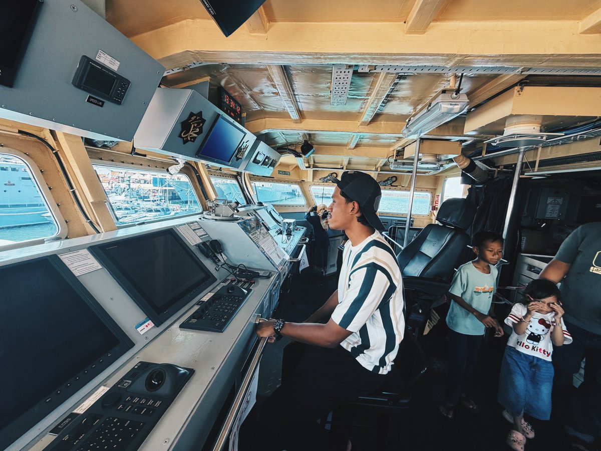 MohdAzmdn's tweet photo. 📍 Hari Terbuka Armada Laut, Kuantan

Kitanya pakcik bekas askor semuanya jiwa askor kuat tapi tu lah tak terjebak pulak nak jadi askor. https://t.co/A41aEzqAfk