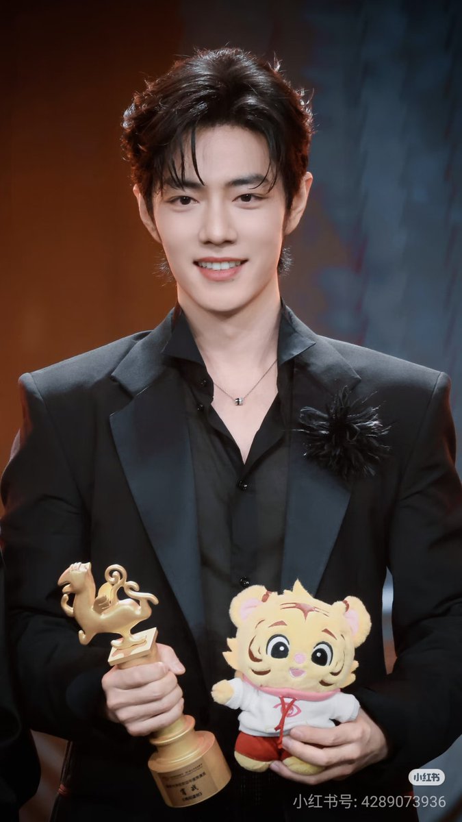ChiTran1005's tweet photo. Chúc Tiêu Chiến nhất lộ sinh hoa ❤️
Tương lai ngày càng tươi sáng, rực rỡ huy hoàng ❤️

MOVIE BEST ACTOR XIAO ZHAN
#XiaoZhan33rdBCSFF https://t.co/5KMlNsS7rn