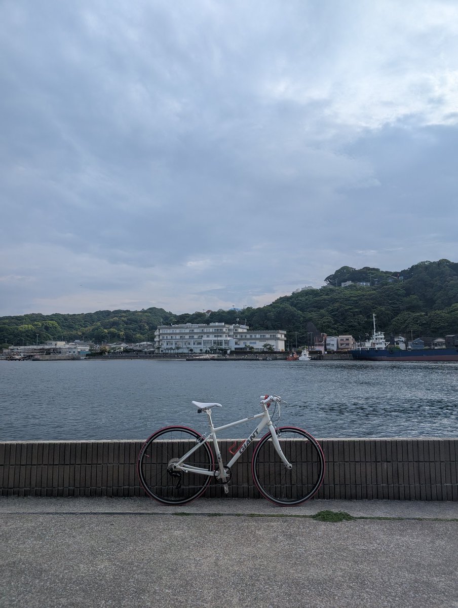 ymizushi's tweet photo. 形見分けのEscape Air（2013）のアップグレードが終わった。

- タイヤ・チューブ交換
- 11速化
- フロントシングル化
- ホローテック2化
- 5穴クランク化
- Vブレーキ交換
- シルバー/白を基調に差し色で赤

7kg目前という超軽量級の車体に仕上がった。街乗りはもちろん、これで輪行もしたいな。 https://t.co/sxmZvqIuQL