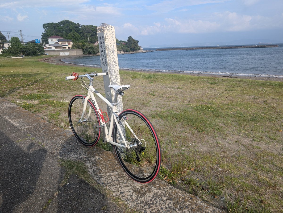 ymizushi's tweet photo. 形見分けのEscape Air（2013）のアップグレードが終わった。

- タイヤ・チューブ交換
- 11速化
- フロントシングル化
- ホローテック2化
- 5穴クランク化
- Vブレーキ交換
- シルバー/白を基調に差し色で赤

7kg目前という超軽量級の車体に仕上がった。街乗りはもちろん、これで輪行もしたいな。 https://t.co/sxmZvqIuQL