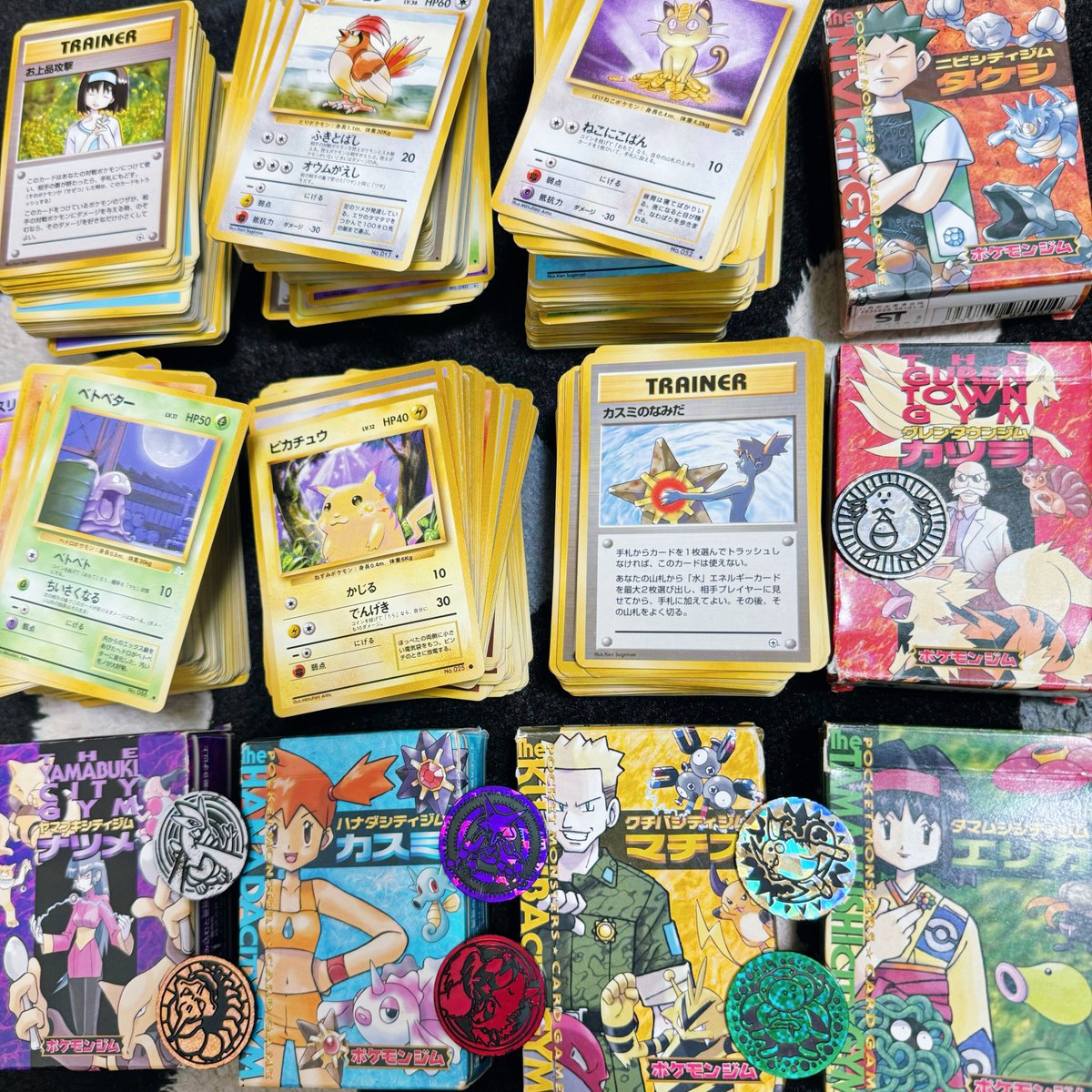 友達が思い出の品出してきた。ポケモンカードの絵見てるだけでワクワク