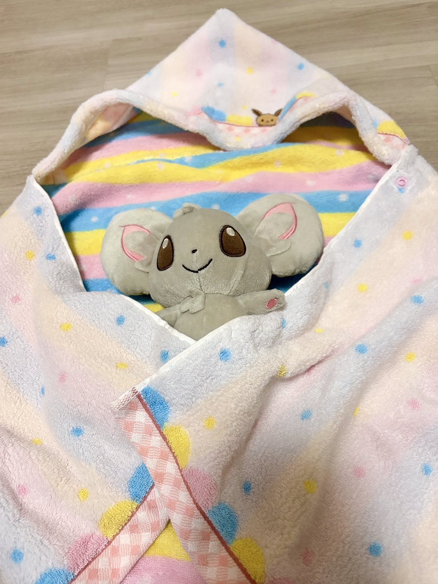 のーごくさん(<a href="/No059/">のーごく</a>)よりフードつきのバスタオルを頂きました🫧 結構大きめで、ワンポイントにイーブイがひょっこりいて可愛い💞 お風呂やプールの時に活躍しそう…！！ 娘ちゃんにいっぱい使わせてもらいます👶