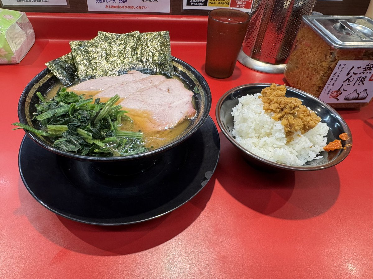 sumiken9850's tweet photo. 初近江道家

いつも行ってる稲葉家で食べる普通、濃いめ、多めに基準合わせたけどちょっと近江道家の方が醤油辛い印象

でもやっぱり王道家直系だけあって美味しかった https://t.co/X88sp5SStp