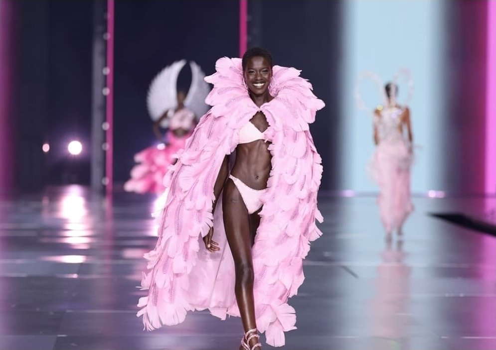 GiggleVibes247's tweet photo. Awar Odhiang’s name may sound new to many.
She represents a generation of #fashionmodels who are not only changing how #beauty is seen but also rewriting what success looks like for women of #African descent in the global #fashion space.
#AwarOdhiang https://t.co/95V2dSeF0u
