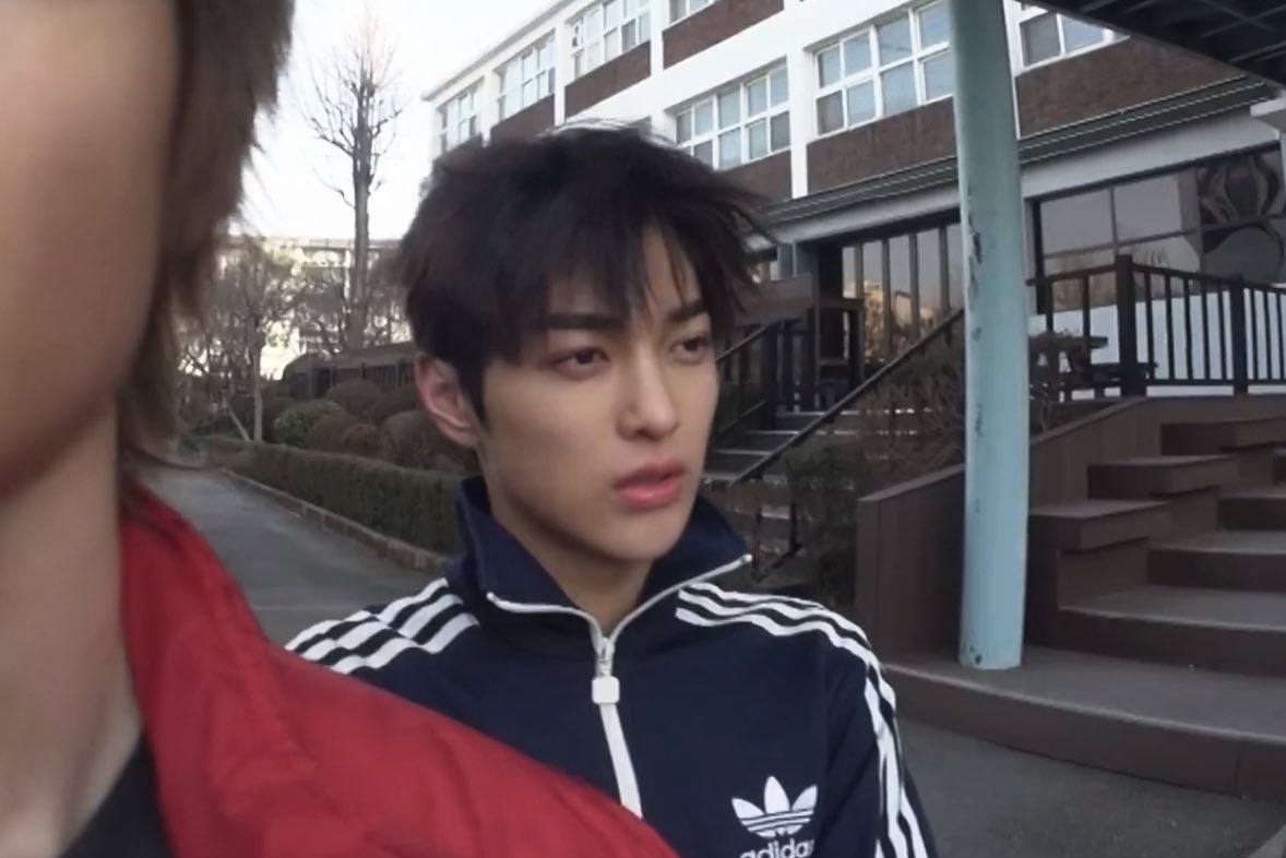 디.. tweet media