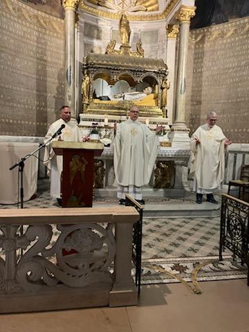 HuberJB's tweet photo. The dream of a lifetime: to celebrate mass with confrères at the altar of le Curé d'Ars St. John Vianney just below his incorruptible body. 

El sueño de toda una vida: celebrar la misa junto a mis hermanos basilianos en el altar de San Juan Vianney, el Cura de Ars. https://t.co/q8C2BvsNBe