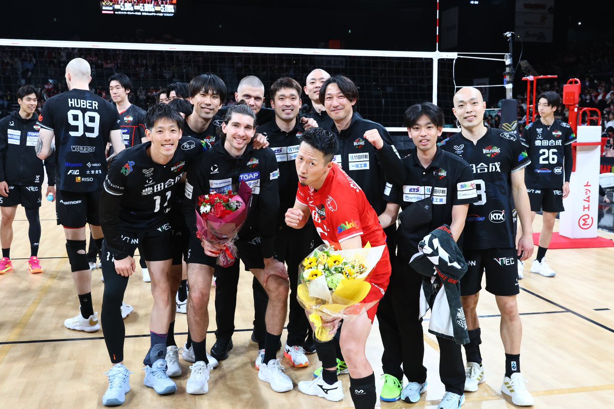 Wolfdogs_NAGOYA's tweet photo. 🐺WOLFDOGS NEWS🐶 

5/2(土)試合終了後に、今シーズンをもってチームを退団する5名の選手の退団セレモニーを実施✨

感謝の気持ちを込めて、それぞれの選手へ花束が贈られました💐

#大同生命SVリーグ
#ウルフドッグス名古屋
#WOLFDOGSNAGOYA https://t.co/nTKOyQSUiN