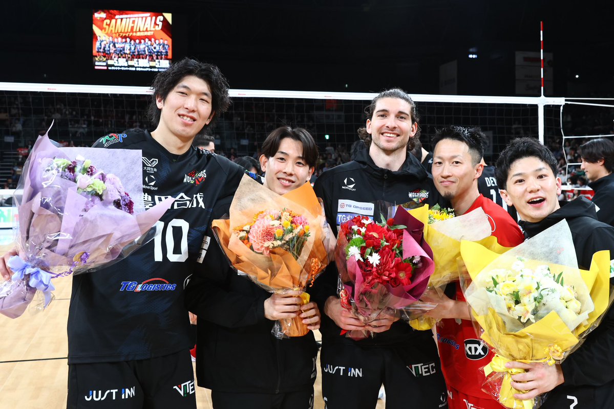 🐺WOLFDOGS NEWS🐶 

5/2(土)試合終了後に、今シーズンをもってチームを退団する5名の選手の退団セレモニーを実施✨

感謝の気持ちを込めて、それぞれの選手へ花束が贈られました💐

#大同生命SVリーグ
#ウルフドッグス名古屋
#WOLFDOGSNAGOYA