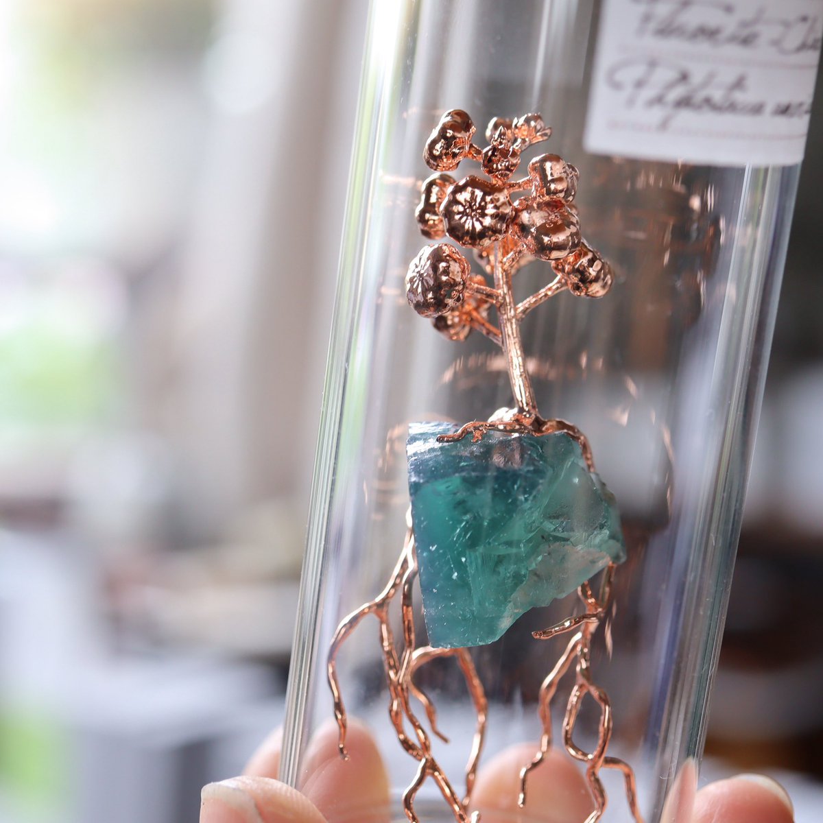 kaseki_art's tweet photo. 銅化した本物の植物と、鉱物が共生するオブジェを作っています💎🌱
 #ゴールデンウィークSNS展覧会2026 https://t.co/eDggpitlsM