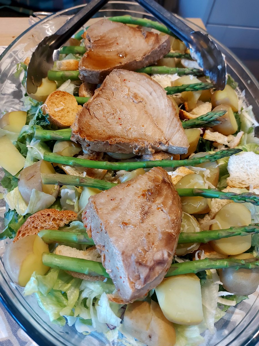 DrKhan_do's tweet image. Fresh tuna steaks on a bed of greens 🥗🔥 Perfect combo of flavors for a light yet satisfying meal! 😋 #HealthyEats #TunaSteak #Foodie #CleanEating