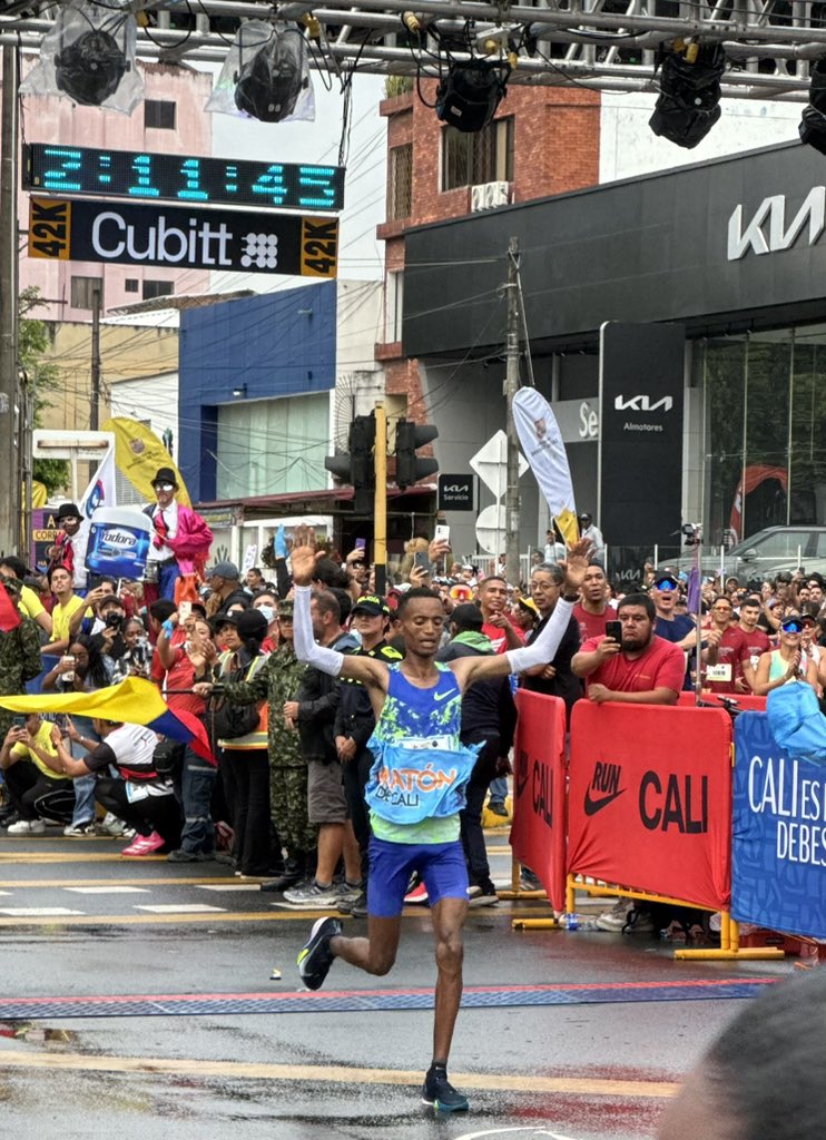 PossoSports's tweet photo. A 4 way sprint finish sees Challa Gossa of Ethiopia win the 2026 @maratondecali in 2:11:45 unofficial https://t.co/pt4EiWZ8gQ