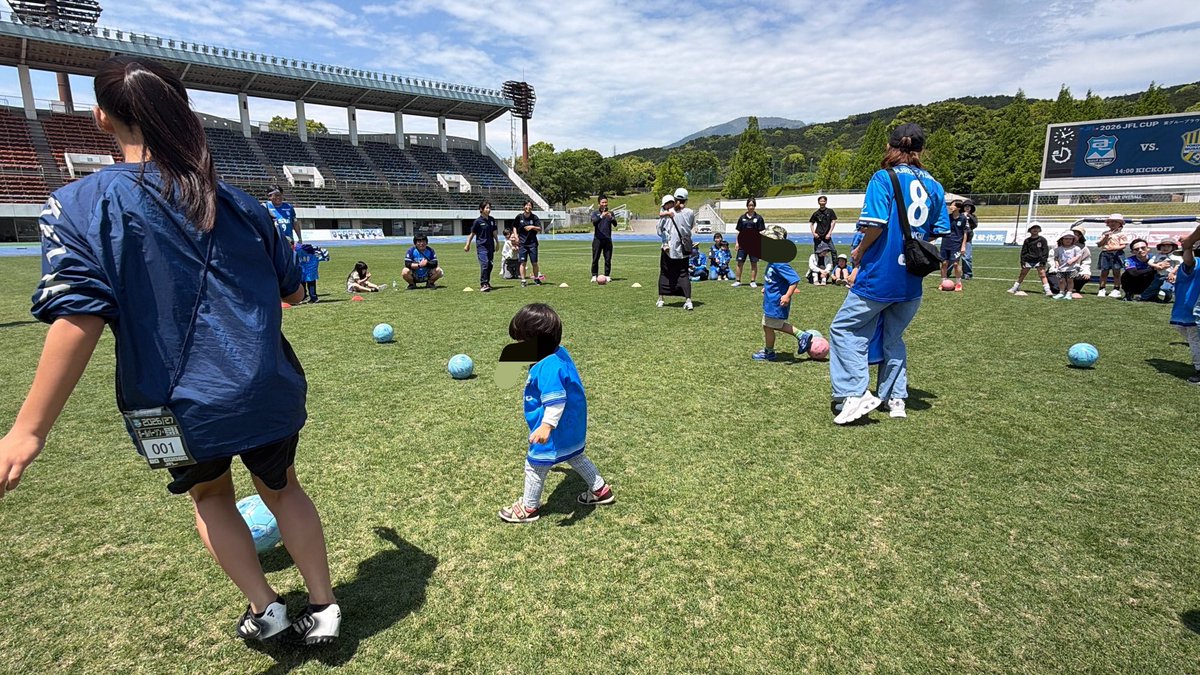 kame_records's tweet photo. アスルクラロ沼津！こどもフェス！天然芝であそぼう！おどろう！遊んできました🤓🦁✨⚽️
お天気に恵まれてたくさんのみなさんと遊んで踊って楽しかったです！
みなさま、ありがとうございます💙
@azulclaro1990 
@azulkundesu 
#アスルクラロ沼津
#アスルくん
#小沢かづと https://t.co/XF53diWjRK