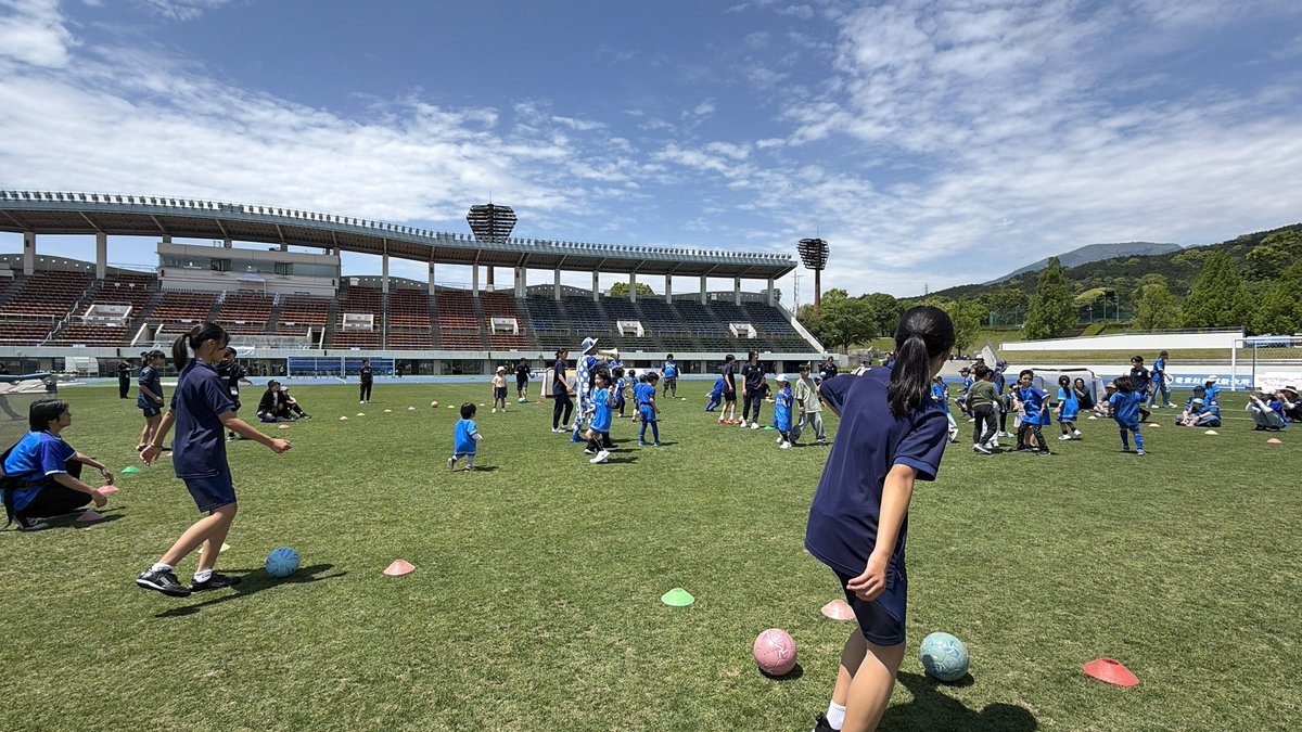 kame_records's tweet photo. アスルクラロ沼津！こどもフェス！天然芝であそぼう！おどろう！遊んできました🤓🦁✨⚽️
お天気に恵まれてたくさんのみなさんと遊んで踊って楽しかったです！
みなさま、ありがとうございます💙
@azulclaro1990 
@azulkundesu 
#アスルクラロ沼津
#アスルくん
#小沢かづと https://t.co/XF53diWjRK