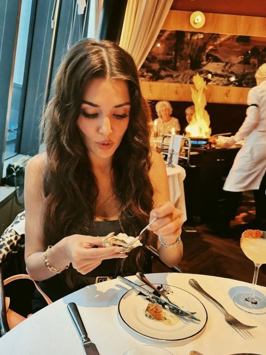 Hande Erçel🦋 tweet media