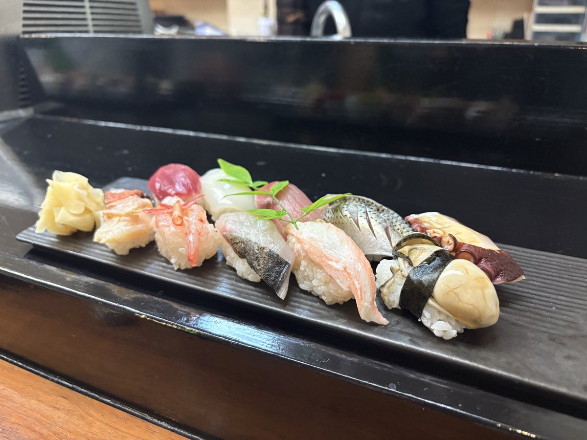 ariari_chan's tweet photo. 寿司とマスターおすすめの〆おでん！
最高すぎた🤤
日本酒も300ミリ飲み干していい気持ち✨
僕にしては頑張った笑笑 https://t.co/MVNC1t02Jq