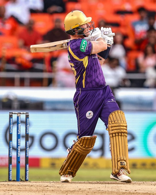 An explosive start to the chase: 6, 2, 6, 4, 4 — Finn-sanity vs Cummins before falling on the last ball of the 4th over! 