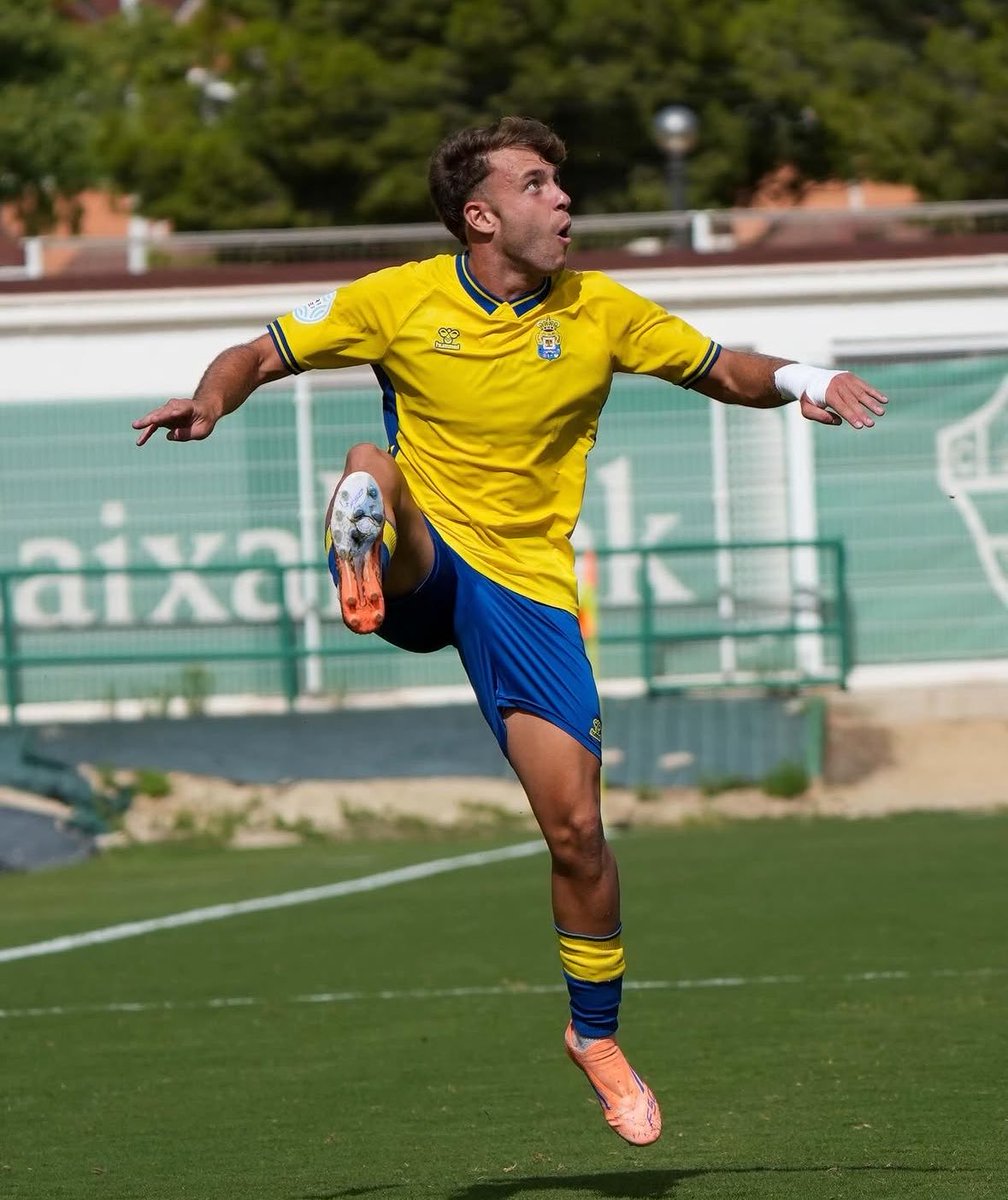 Man0lillo's tweet photo. ⚽️ Diez goles en Segunda Federación.

🏅 La temporada pasada fue el mejor jugador de su grupo de Tercera RFEF.

💛 No es canario, pero ama este escudo. 

🤺 No es el más técnico, pero sí el que más brega. 

💎 No ha tocado la puerta del primer equipo, la ha tirado abajo. https://t.co/bQaP8gClPF