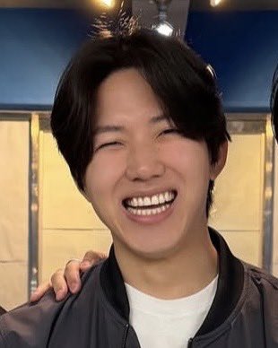 디.. tweet media