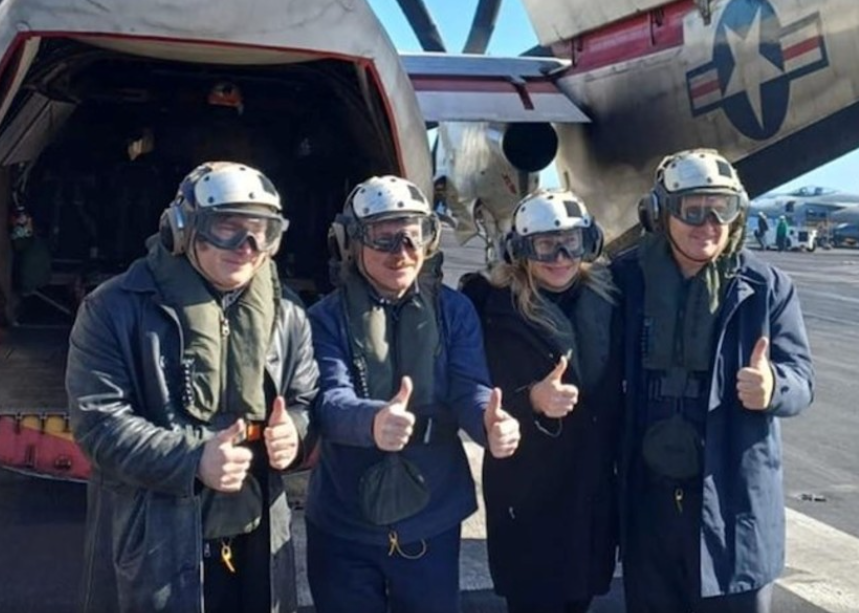 Foto del virrey de la Argentina en un portaviones de los Estados Unidos, país que le brindó misiles a Inglaterra para que derribara aviones argentinos en 1982
