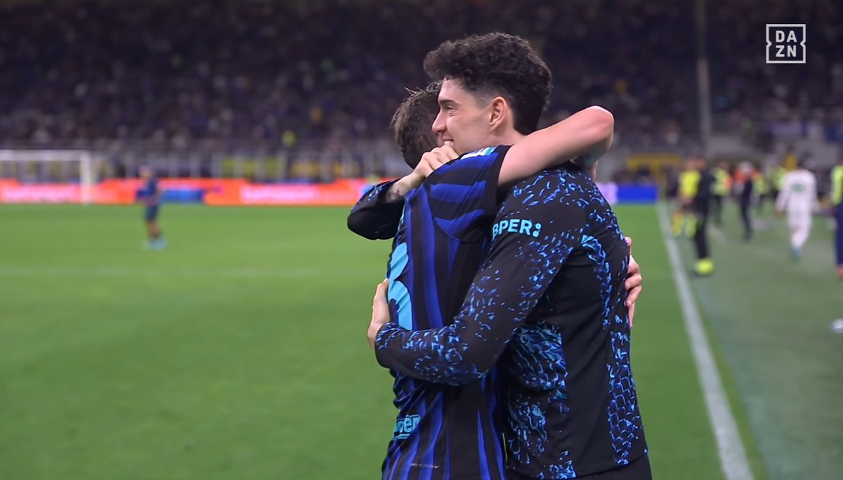 AlexNetStar's tweet image. Dai Basto, forse questa gogna mediatica non avrà fine, ma nemmeno questi colori, fiducia in te stasera🖤💙💪🪖
#Inter #InterParma #FCI