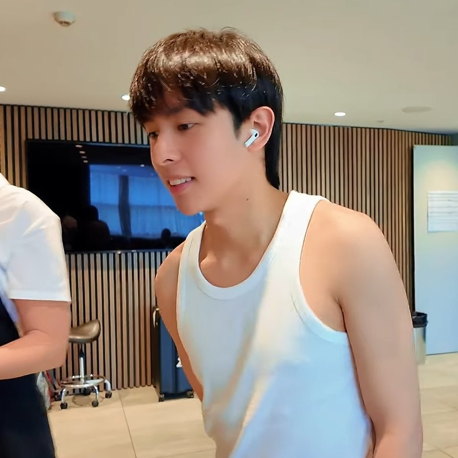 tineforSB19's tweet image. wdym we got sando justin sa vlog tas black and white pa 😭

#SB19_JUSTIN #justin