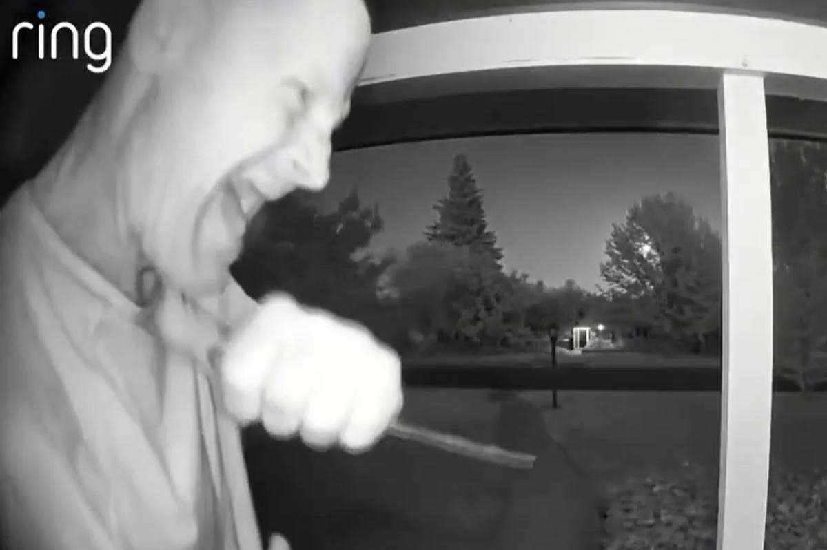 VIDEO: Hombre con actitud psicópata armado con un cuchillo aterroriza un vecindario fotuto.net/video-hombre-c…