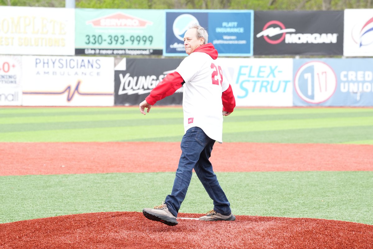 YSUBaseball's tweet photo. Honoring the memory of a Penguin great 🐧⚾️❤️

We were joined by family members of YSU Athletics Hall of Famer Dave Smercansky before yesterday's game. The family was presented with a signed Penguins jersey, and Dave's brother Gary threw out the ceremonial first pitch!

#GoGuins https://t.co/tESj7bf4Vh