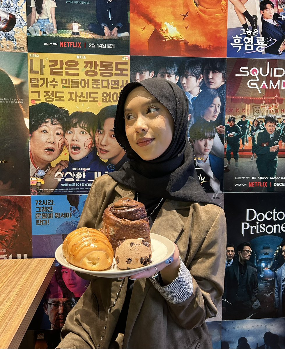 ⋆ tweet media
