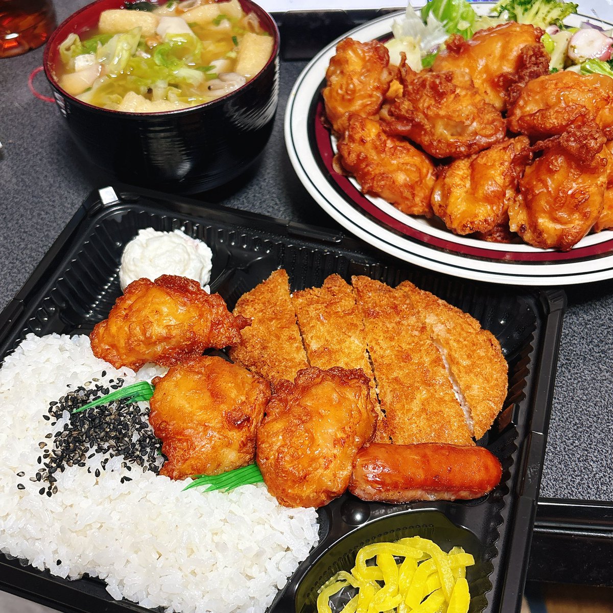 yamaAbu3's tweet image. クーポン使ったらこれで千円ちょっと！(サラダと味噌汁は別)
ありがてぇ！
とんかつ弁当にからあげ入ってるの知らんくて別でからあげ頼んでもうたよね！
#おうちごはん #夜ごはん #出前館