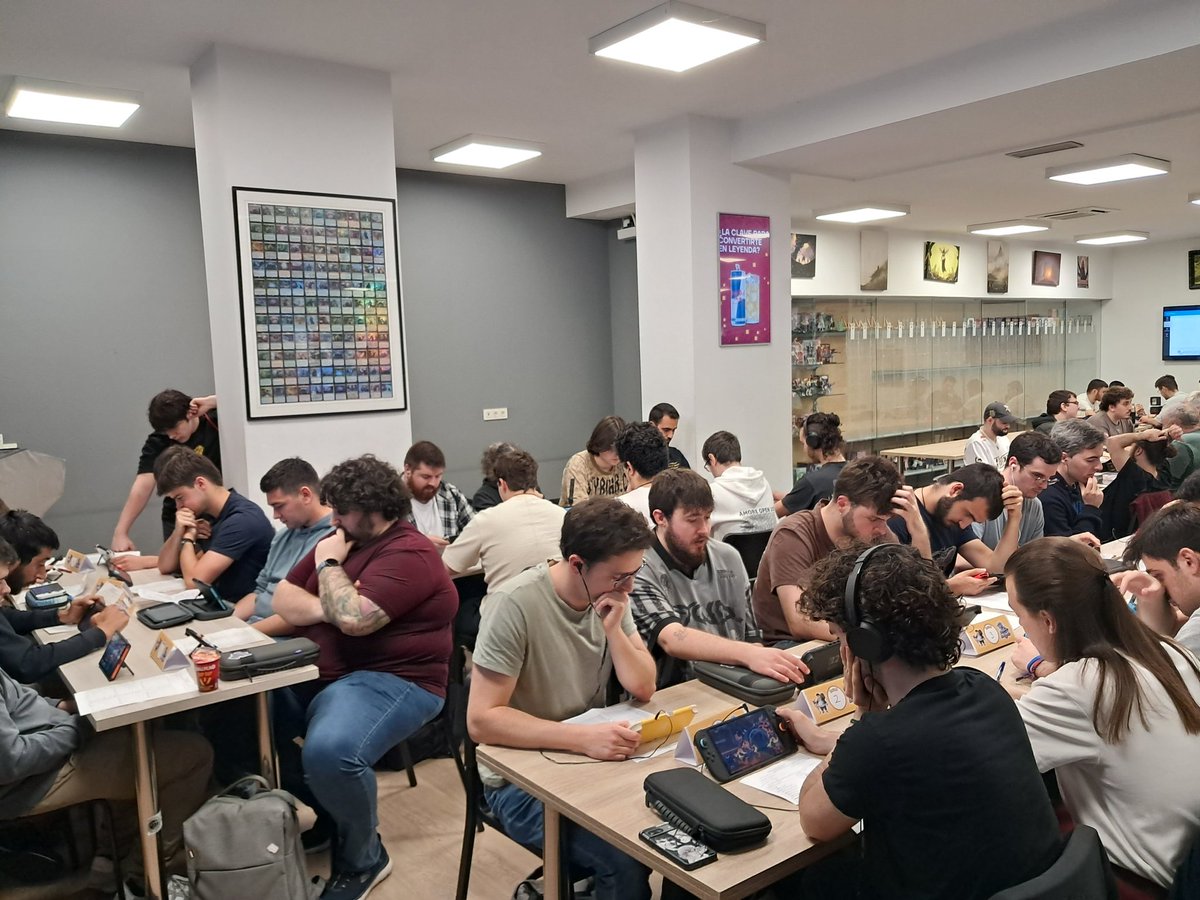 BilbaoVgc's tweet photo. 28 players que han venido a ganar un torneo y comprarle algo a sus madres con el premio! Qué bonito! https://t.co/mTYm9BfnCi