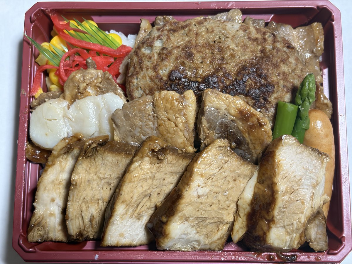 mori_2638's tweet photo. 川まつりの帰りに、伊勢丹の北海道物産展に寄ってみた。
いつもは海鮮系のお弁当を買うけど、今日はこれが気になって購入。
#十勝豚丼こうふく
厚切り豚ロース・ハンバーグ・とろとろ角煮・道産貝柱がのった贅沢な豚丼
すごくボリューミーで美味しかった！
#新潟伊勢丹 #初夏の大北海道展 https://t.co/knpFBwfgmW