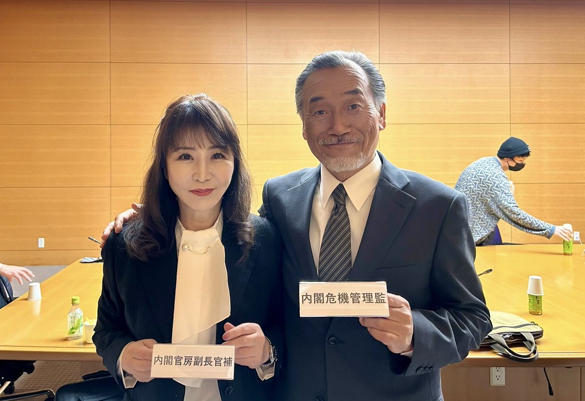 CFS2022's tweet photo. 【自衛隊特殊部隊×スパイアクション】
映画『#影の統制』
首相官邸での局長級会議のシーン撮影が終わりました。
私は、新藤内閣官房副長官補を演じ、元自衛官達によって起こされたテロ行為への対処について話し合う、緊迫した会議シーンを撮りました。
2027年公開予定。

クラウドファンディング募集中です🙇‍♀️
https://t.co/qUeTRDFvNw
