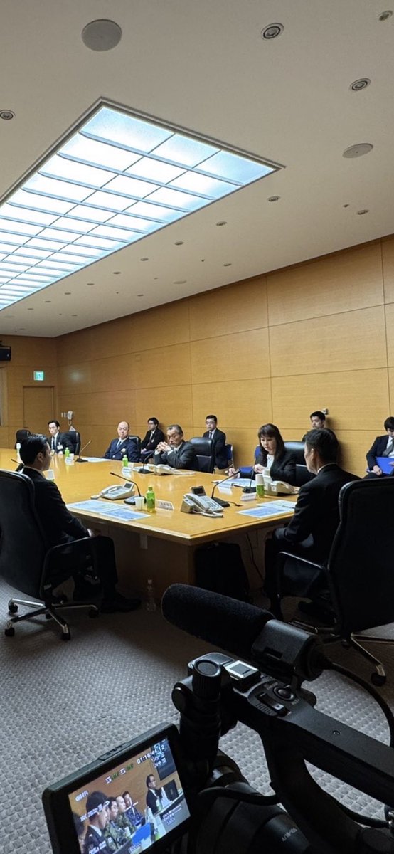 CFS2022's tweet photo. 【自衛隊特殊部隊×スパイアクション】
映画『#影の統制』
首相官邸での局長級会議のシーン撮影が終わりました。
私は、新藤内閣官房副長官補を演じ、元自衛官達によって起こされたテロ行為への対処について話し合う、緊迫した会議シーンを撮りました。
2027年公開予定。

クラウドファンディング募集中です🙇‍♀️
https://t.co/qUeTRDFvNw