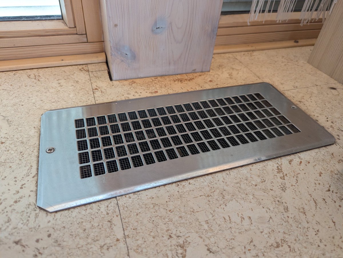 saibotma's tweet photo. @_ptonik @levelsio Have something similar in Germany. Almost zero fan noise. The system is like 20 years old already. Air pushing vents in the rooms and pulling vents in the bathrooms and kitchen. https://t.co/Uv6TTcgUtt